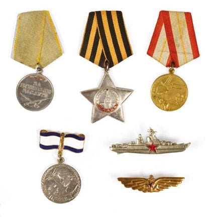 LOT DE 3 MÉDAILLES SOVIÉTIQUES avec ruban,...