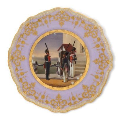 RARE ASSIETTE À DESSERT en porcelaine polychrome...