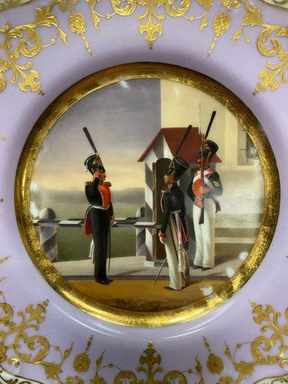 RARE ASSIETTE À DESSERT en porcelaine polychrome...