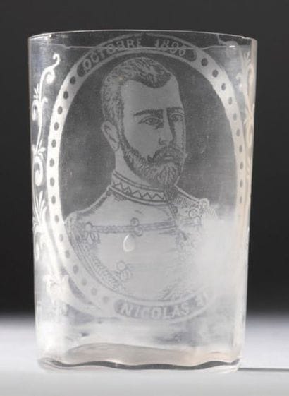 GOBELET EN VERRE GRAVÉ À L'EFFIGIE DU TSAR...