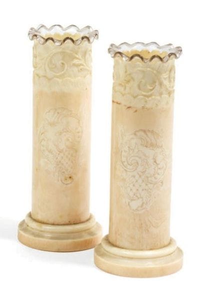 PAIRE DE VASES de forme cylindrique en ivoire...