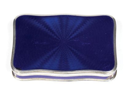TABATIÈRE rectangulaire à bord chantournés...