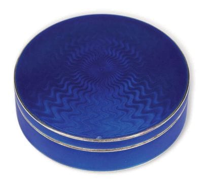 BOÎTE ronde en vermeil à décor émaillé bleu...