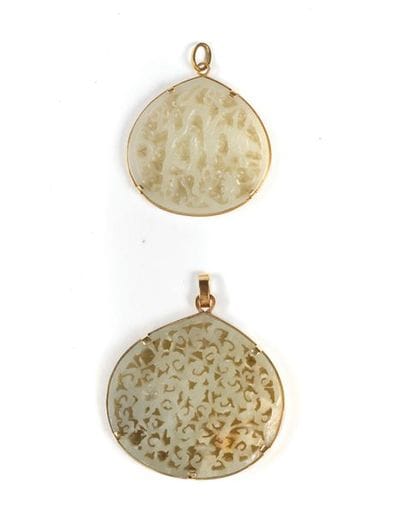 CHINE - XXe siècle
Deux pendentifs en forme...