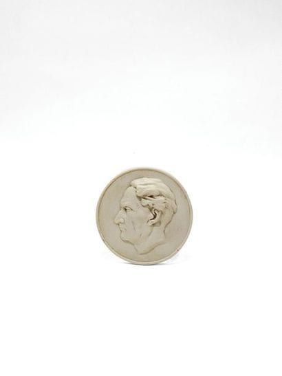 MÉDAILLON en biscuit figurant MARTIROS SARYAN...