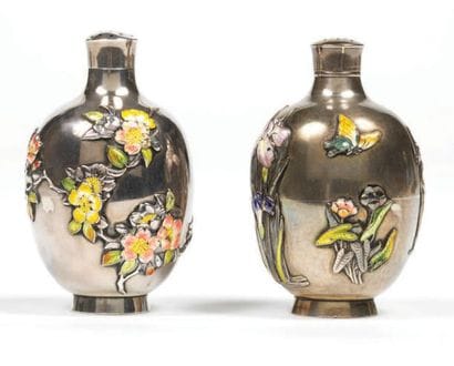 SALIÈRE ET POIVRIÈRE en argent émaillé polychrome...
