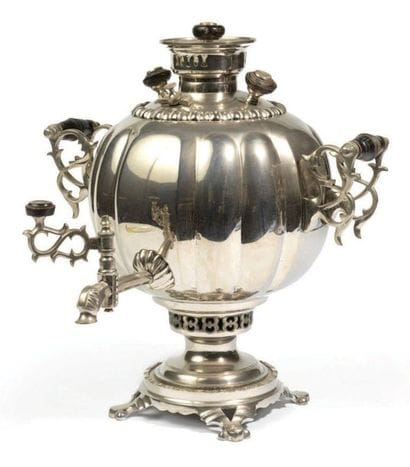 SAMOVAR en métal argenté de forme sphérique...
