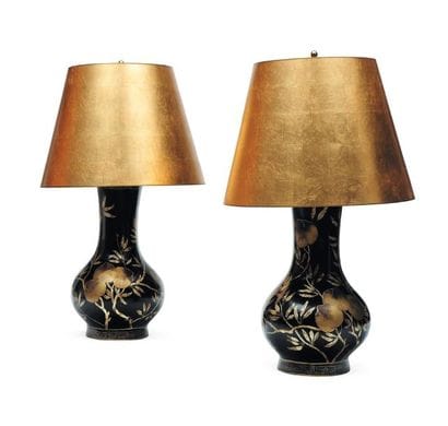 Paire de lampes en laque à fond noir de forme...