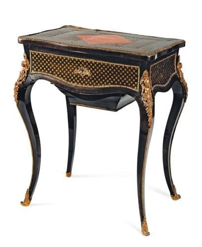 Table vitrine en marqueterie Boulle et bronzes...