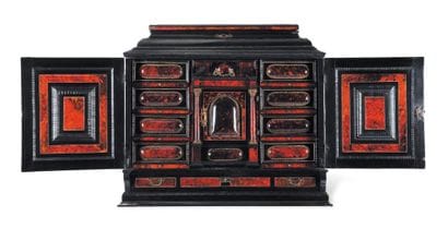 Cabinet en écaille rouge et ébène, ouvrant...