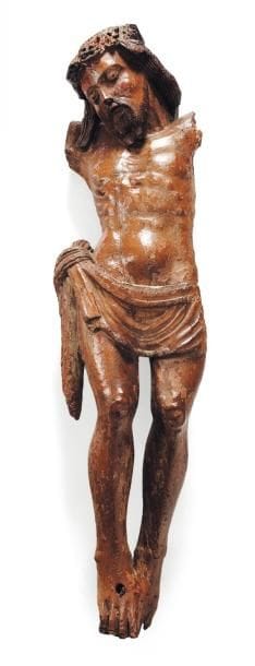 Christ en noyer sculpté avec restes de polychromie....