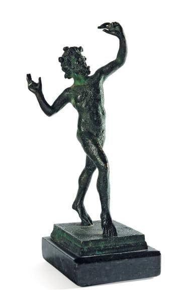 Faune dansant en bronze à patine antique....