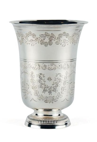 TIMBALE TULIPE en argent reposant sur une...