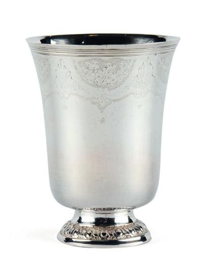 TIMBALE TULIPE en argent reposant sur une...