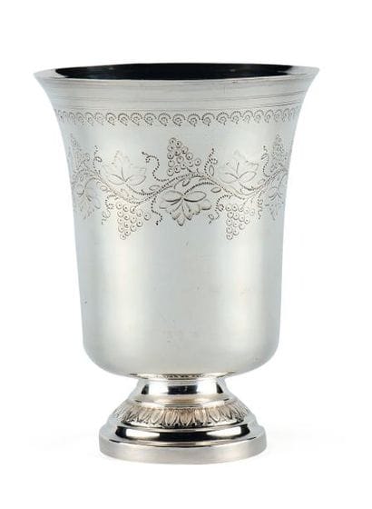 TIMBALE TULIPE en argent reposant sur une...