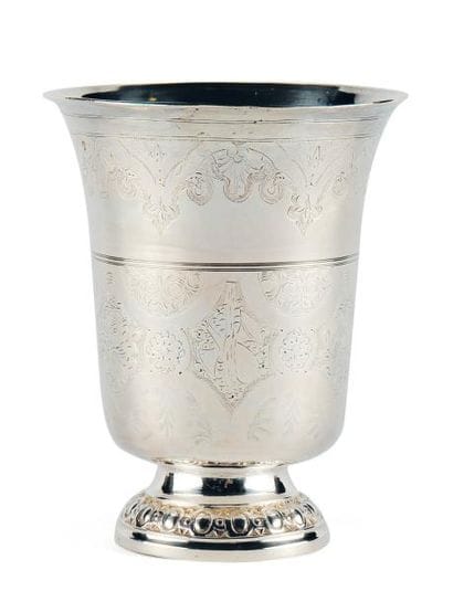 TIMBALE TULIPE en argent reposant sur une...
