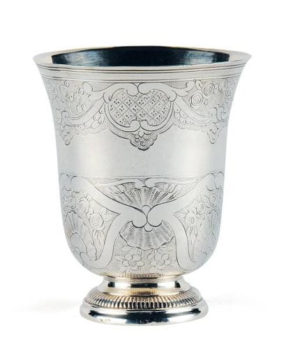 TIMBALE TULIPE en argent reposant sur une...