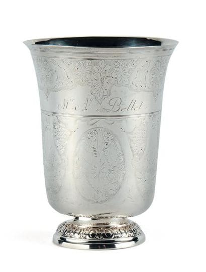 TIMBALE TULIPE en argent reposant sur une...
