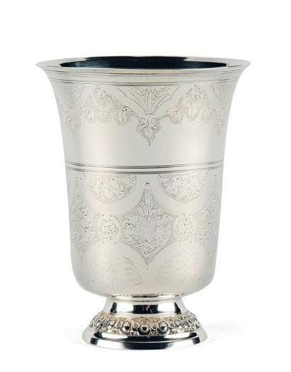 TIMBALE TULIPE en argent reposant sur une...