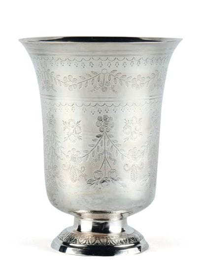 TIMBALE TULIPE en argent reposant sur une...