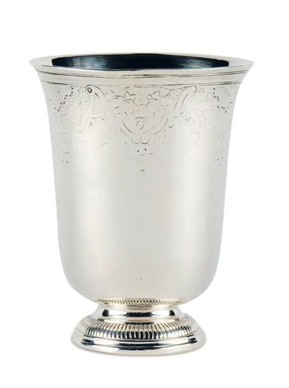 TIMBALE TULIPE en argent reposant sur une...