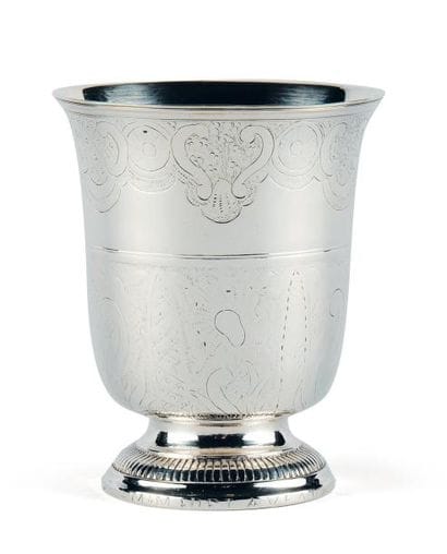 TIMBALE TULIPE en argent reposant sur une...