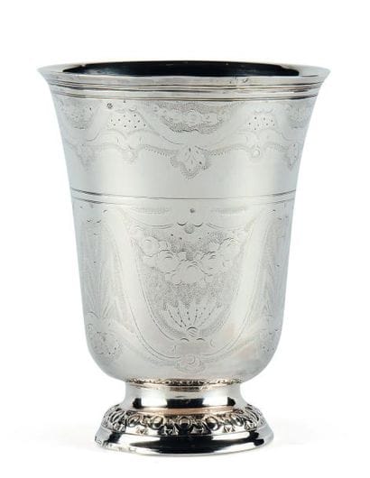 TIMBALE TULIPE en argent reposant sur une...