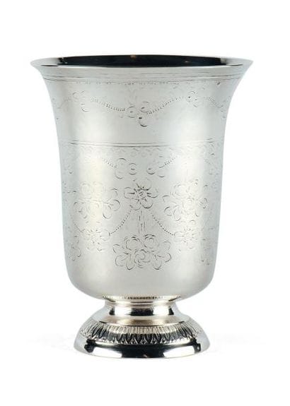 TIMBALE TULIPE en argent reposant sur une...