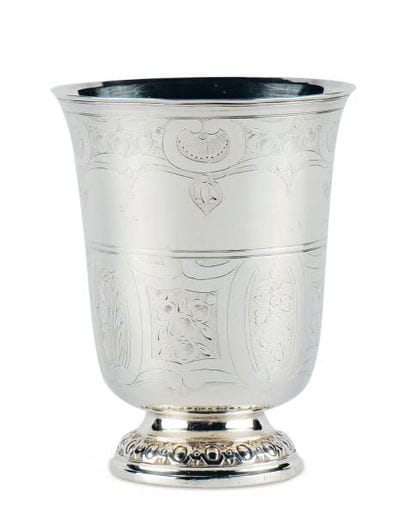 TIMBALE TULIPE en argent reposant sur une...