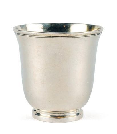 TIMBALE TULIPE en argent à base ronde moulurée....