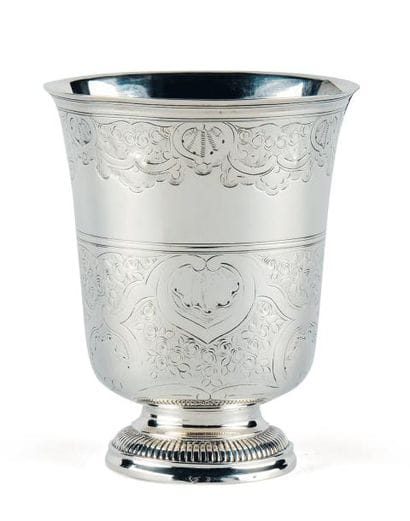 TIMBALE TULIPE en argent reposant sur une...