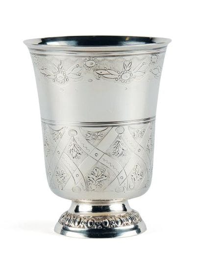 TIMBALE TULIPE en argent reposant sur une...