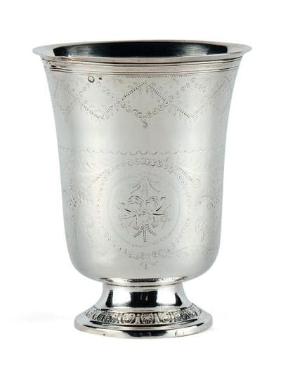 TIMBALE TULIPE en argent reposant sur une...