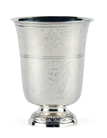 TIMBALE TULIPE en argent reposant sur une...