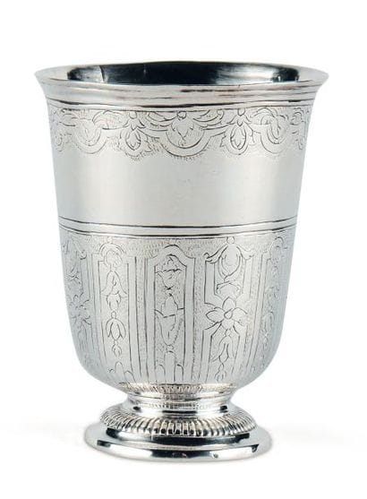 TIMBALE TULIPE en argent reposant sur une...