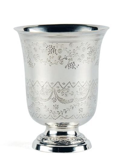 TIMBALE TULIPE en argent reposant sur une...