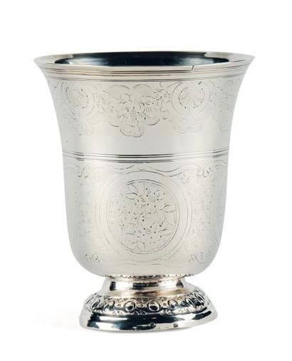 TIMBALE TULIPE en argent reposant sur une...