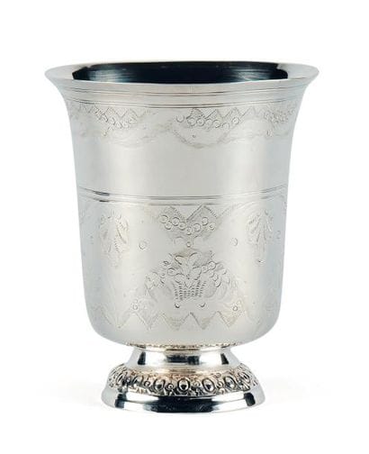 TIMBALE TULIPE en argent reposant sur une...