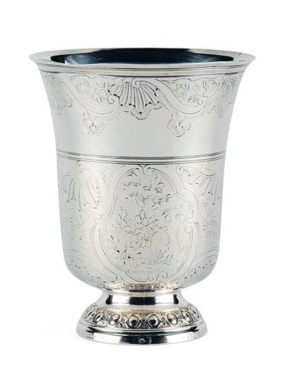 TIMBALE TULIPE en argent reposant sur une...
