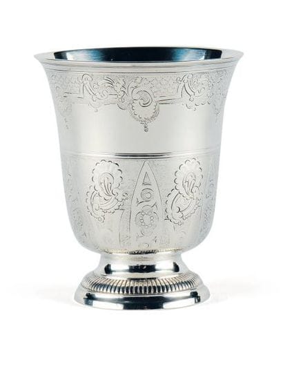 TIMBALE TULIPE en argent reposant sur une...