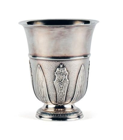 TIMBALE TULIPE en argent reposant sur une...
