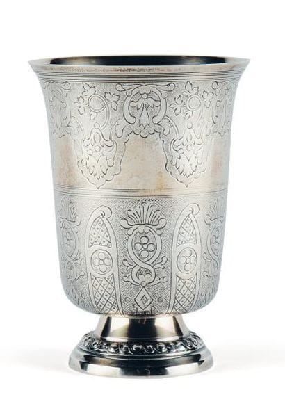 TIMBALE TULIPE en argent reposant sur une...