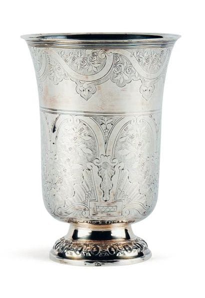 TIMBALE TULIPE en argent reposant sur une...