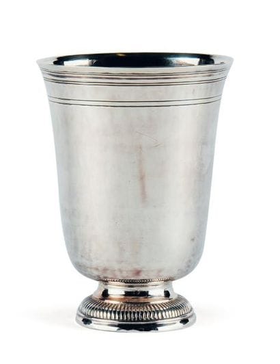 TIMBALE TULIPE en argent reposant sur une...