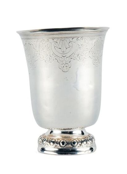 TIMBALE TULIPE en argent reposant sur une...