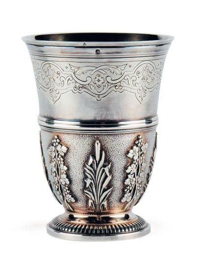 TIMBALE TULIPE en argent reposant sur une...