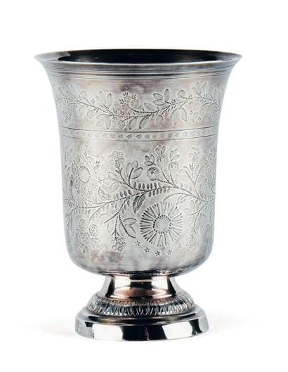 TIMBALE TULIPE en argent reposant sur une...