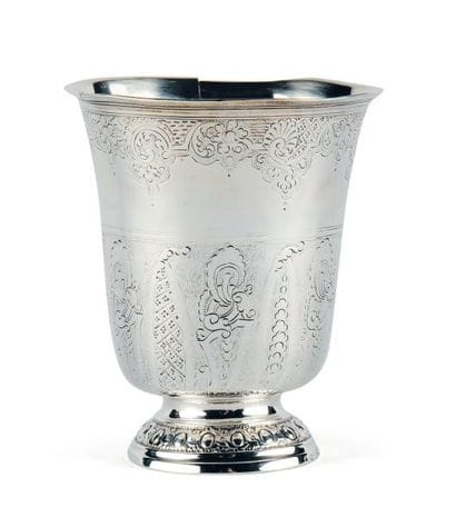 TIMBALE TULIPE en argent reposant sur une...