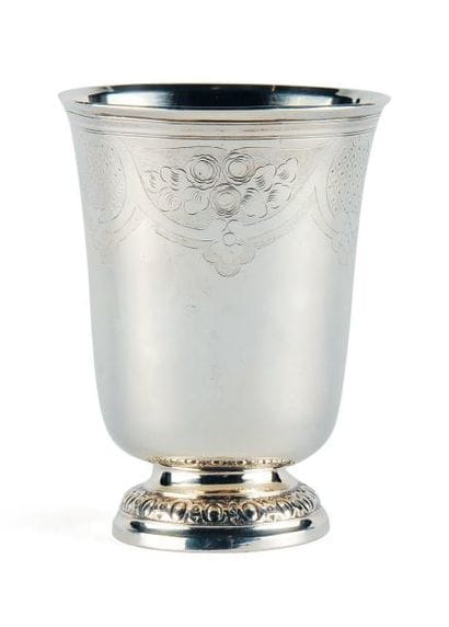 TIMBALE TULIPE en argent reposant sur une...