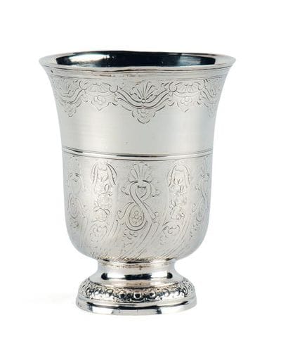TIMBALE TULIPE en argent reposant sur une...